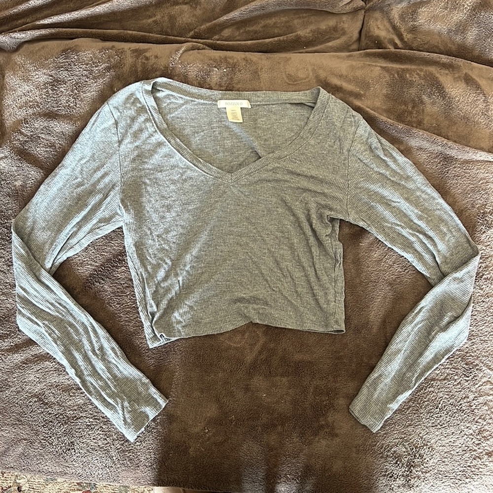 Grey long sleeve crop top shirt